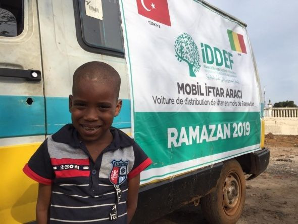 Mobil iftar araçları yoksullara ulaşıyor - Resim: 2