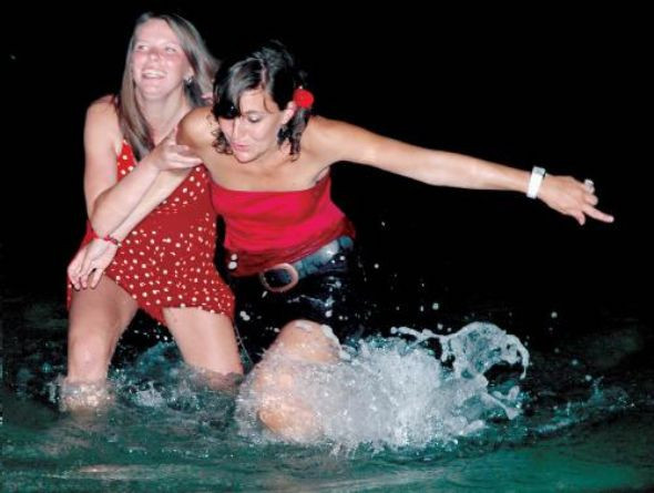 Tursitlerin gece çılgınlığı denizde bitti - Resim: 4