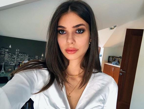 Deren Talu Instagram'dan soru cevap yaptı! Dekolte sorusuna bakın ne dedi - Resim: 1