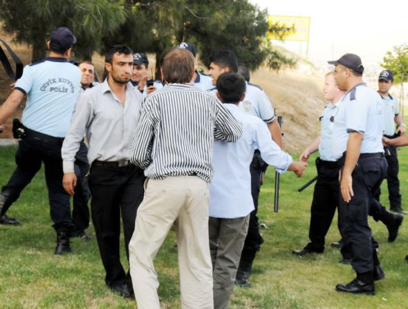 Kimlik kontrolü arbedeye dönüştü - Resim: 1