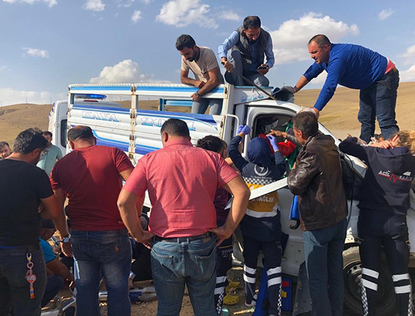 Feci kaza: Ölüler ve yaralılar var! - Resim: 2