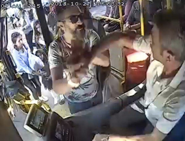 Dil anlaşmazlığının sonu kötü bitti: Şoförün burnunu kırdı! - Resim: 1