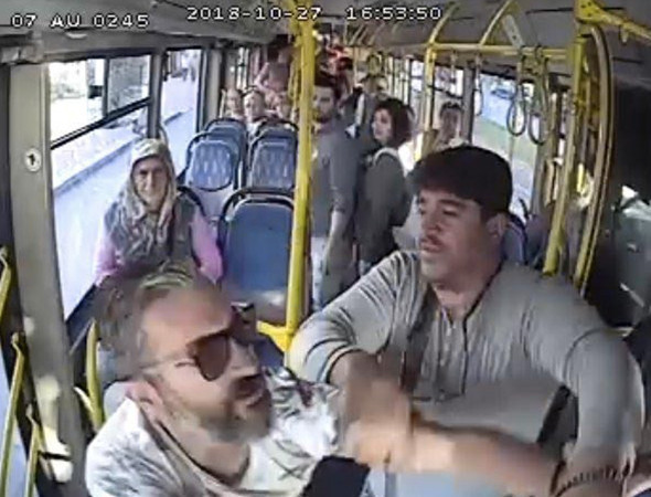 Dil anlaşmazlığının sonu kötü bitti: Şoförün burnunu kırdı! - Resim: 2