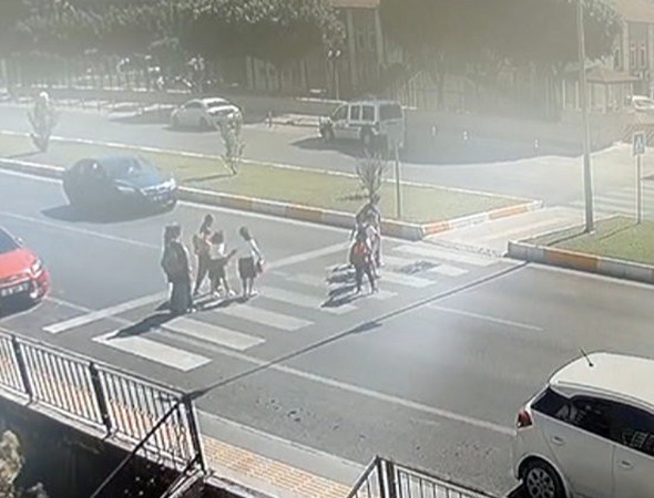 Yaya geçidinde facia: Aralarına daldı! - Resim: 1