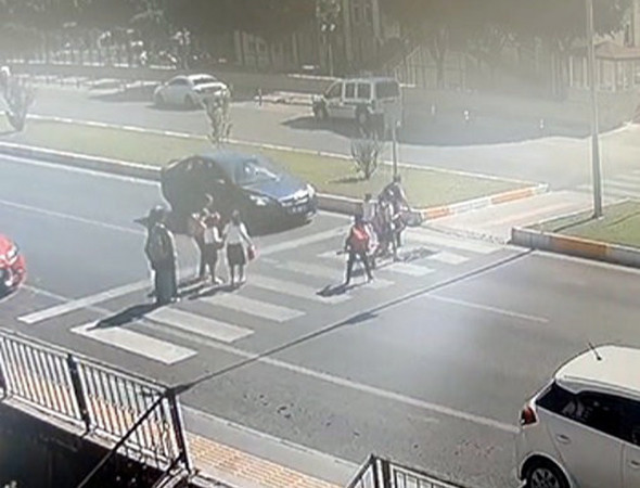 Yaya geçidinde facia: Aralarına daldı! - Resim: 2