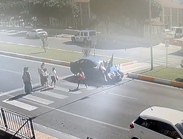 Yaya geçidinde facia: Aralarına daldı! - Resim: 3