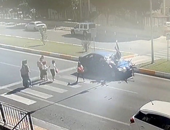 Yaya geçidinde facia: Aralarına daldı! - Resim: 4