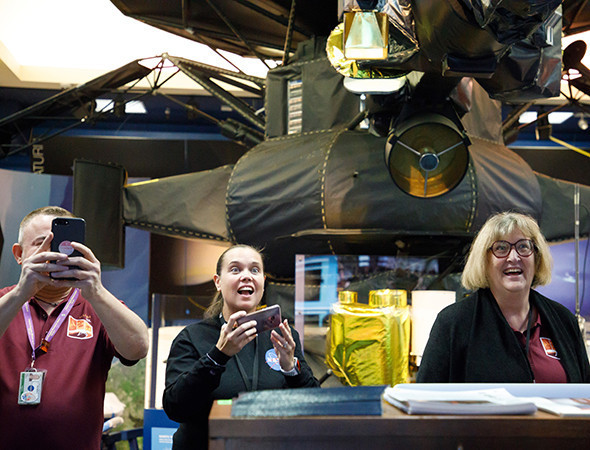 Mars kaşifi InSight bir fotoğraf yolladı NASA çalışanları çılgına döndü  - Resim: 2