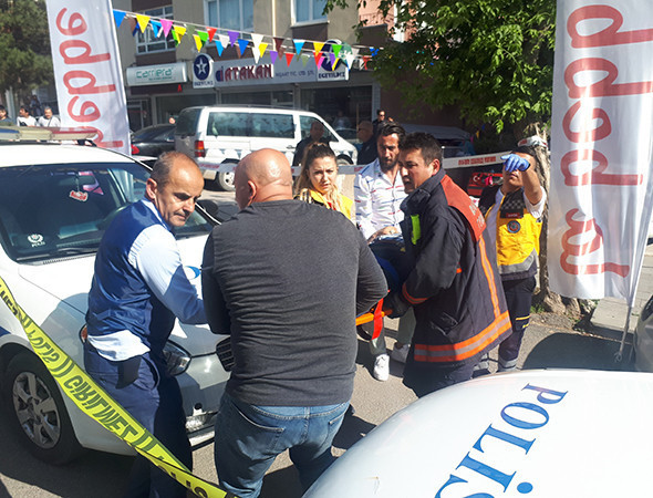 Kadın sürücü yayaların arasına daldı: Ölü ve yaralılar var! - Resim: 1