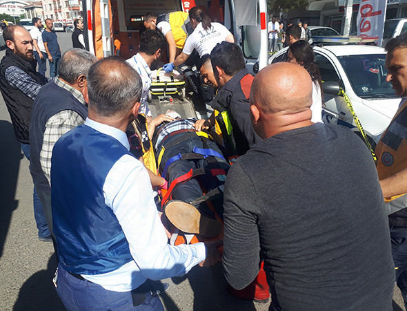 Kadın sürücü yayaların arasına daldı: Ölü ve yaralılar var! - Resim: 2