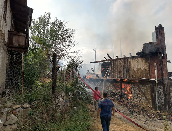 Eve düşen yıldırım, 30 hanelik köyü yok ediyordu! - Resim: 2