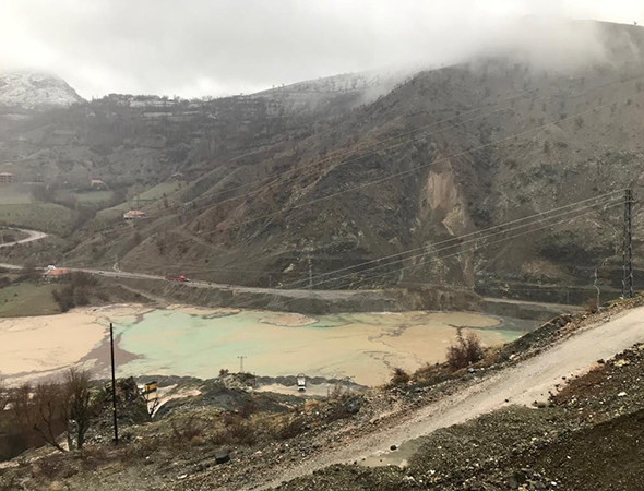 Adıyaman'da kara yolu kapandı: Heyelan aracı yuttu! - Resim: 3