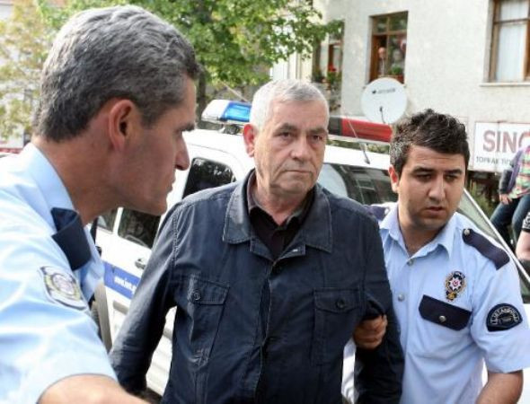 Bozuk kapıya sinirlendi kurşun yağdırdı - Resim: 2