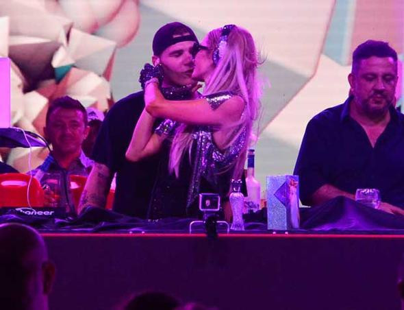 Paris Hilton aşka geldi sevgilisini öpücüklere boğdu! - Resim: 2