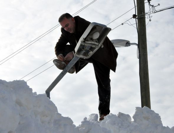 Elektrik direği üzerinde ayakkabılarını bağladı  - Resim: 1