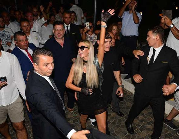 Paris Hilton aşka geldi sevgilisini öpücüklere boğdu! - Resim: 3