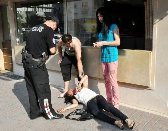 Travestilere linç girişimi - Resim: 1