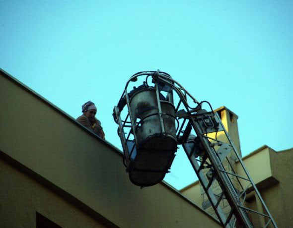 Dumanları görünce çatıya kaçtı - Resim: 3