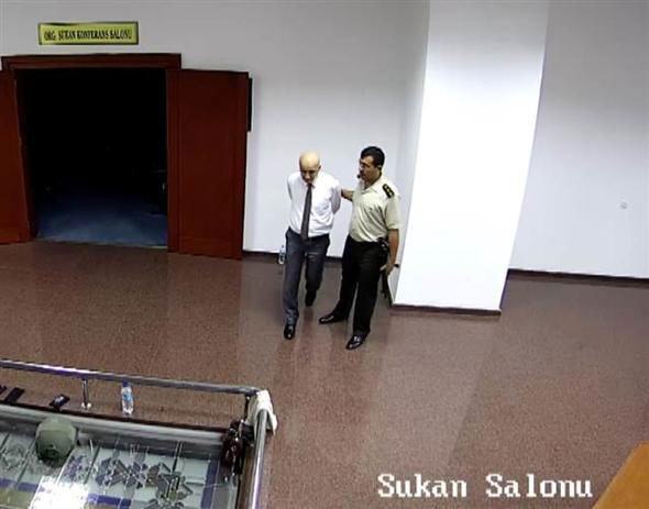 Darbeciler TEM Daire Başkanı Turgut Aslan'ı infaza böyle götürmüş... - Resim: 4