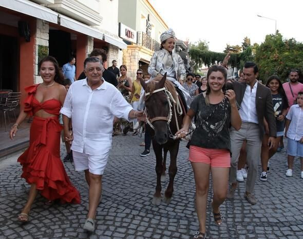 Yılmaz Vural oğlunu atla gezdirdi görenlerin ağzı açık kaldı - Resim: 2