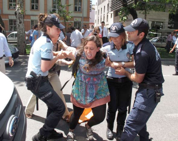 Zincirli kürtaj eylemcileri - Resim: 4