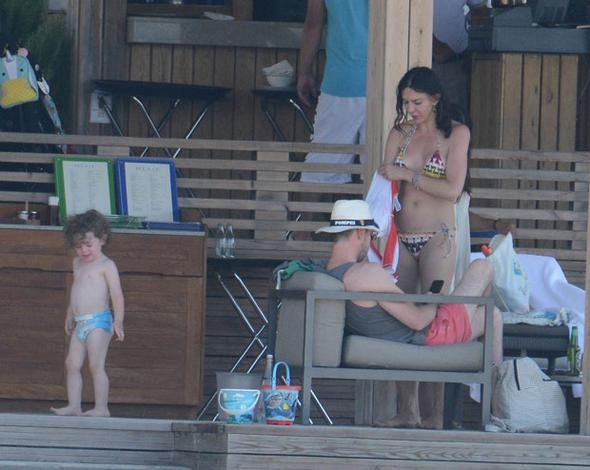 Hande Ataizi oğlu Leon'u zor ikna etti - Resim: 1