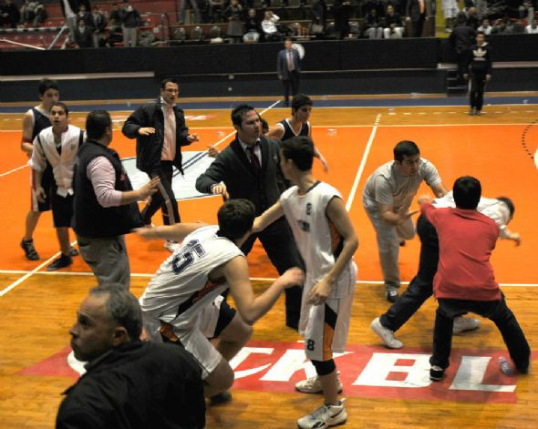 Maç bitti, salon fena karıştı - Resim: 4