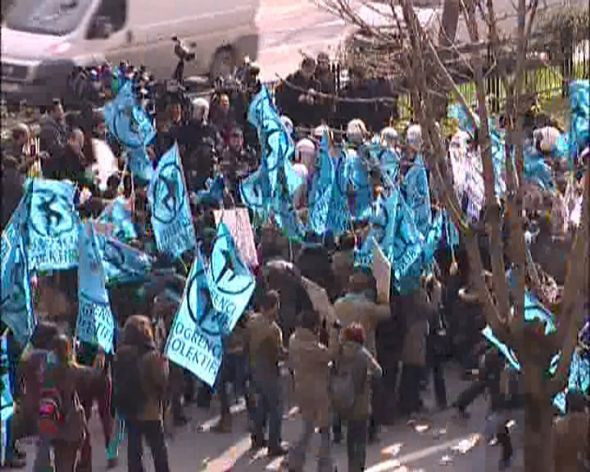 Polisin hedefi yine öğrenciler oldu - Resim: 3