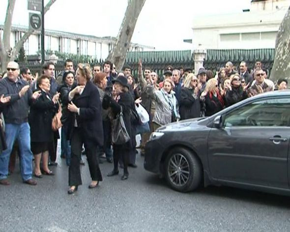 Asker aileleri yolu kapattı! - Resim: 1