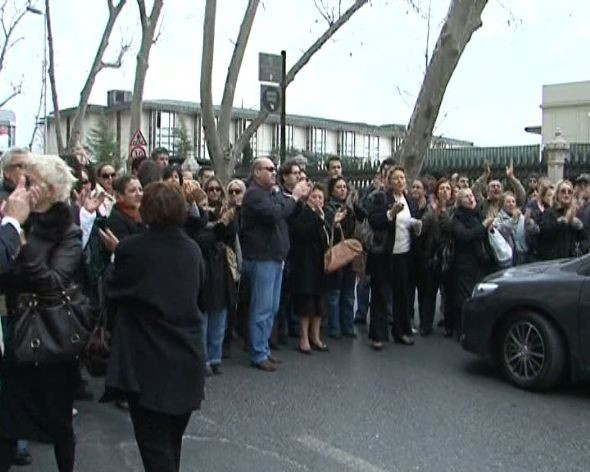 Asker aileleri yolu kapattı! - Resim: 2