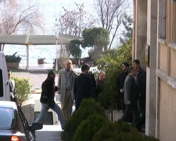 Asker aileleri yolu kapattı! - Resim: 3