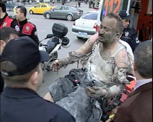 Kızılay Meydanı'nda kendini yaktı! - Resim: 1