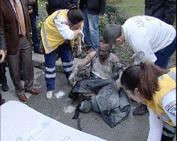 Kızılay Meydanı'nda kendini yaktı! - Resim: 3