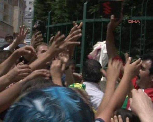 Tatlıses yardımı ağlattı! - Resim: 3