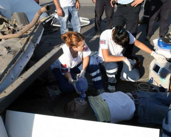 İkiye bölünen otomobilde can verdiler! - Resim: 3