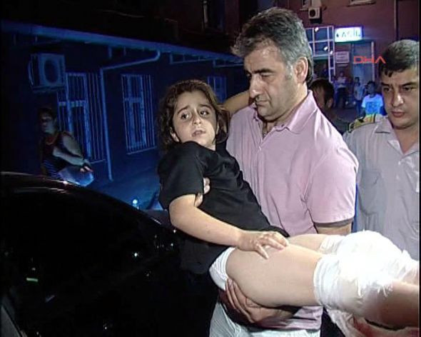 Küçük kızı Pitbullun ağzından aldı - Resim: 2