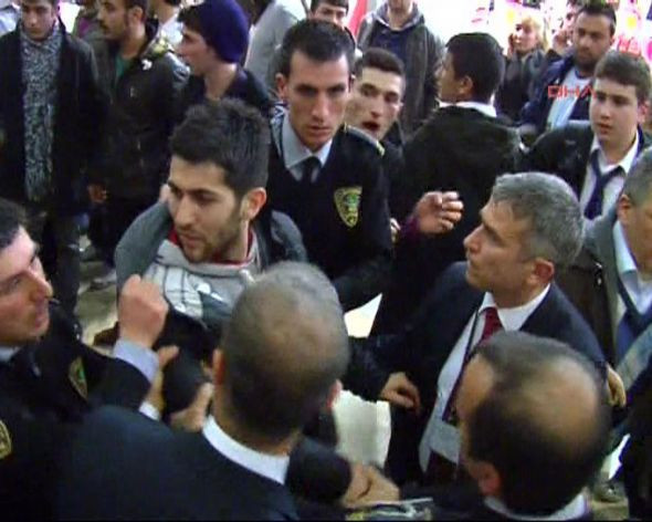 Fenerbahçe imza gününde kavga! - Resim: 1