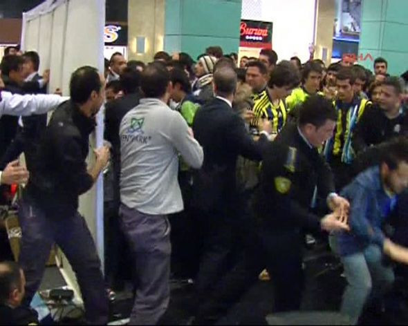 Fenerbahçe imza gününde kavga! - Resim: 2