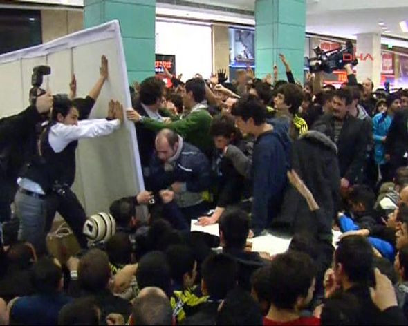 Fenerbahçe imza gününde kavga! - Resim: 3