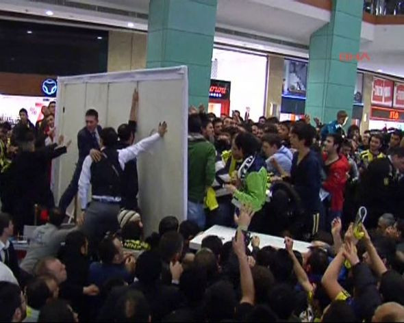 Fenerbahçe imza gününde kavga! - Resim: 4