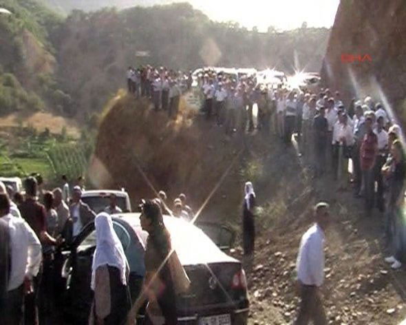 PKK'lılar BDP'li vekillerle kucaklaştı - Resim: 4