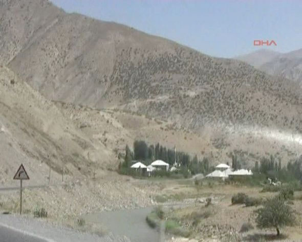 Hakkari'de zırhlı araca saldırı! - Resim: 1