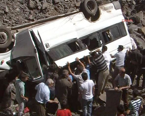 Askeri araç şarampole yuvarlandı! - Resim: 1