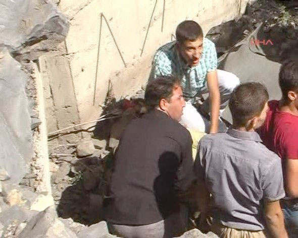 Askeri araç şarampole yuvarlandı! - Resim: 2