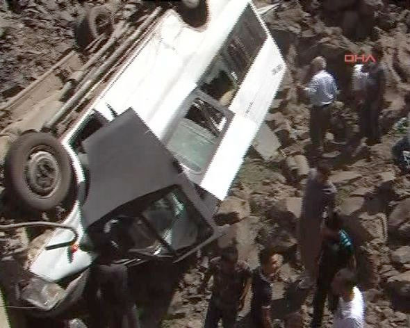 Askeri araç şarampole yuvarlandı! - Resim: 3
