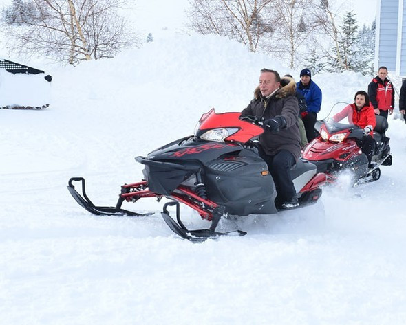 Ali Ağaoğlu ev sahibi oldu genç çiftin kar keyfi - Resim: 2