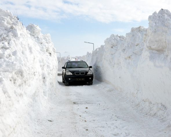 Elektrik direği üzerinde ayakkabılarını bağladı  - Resim: 2