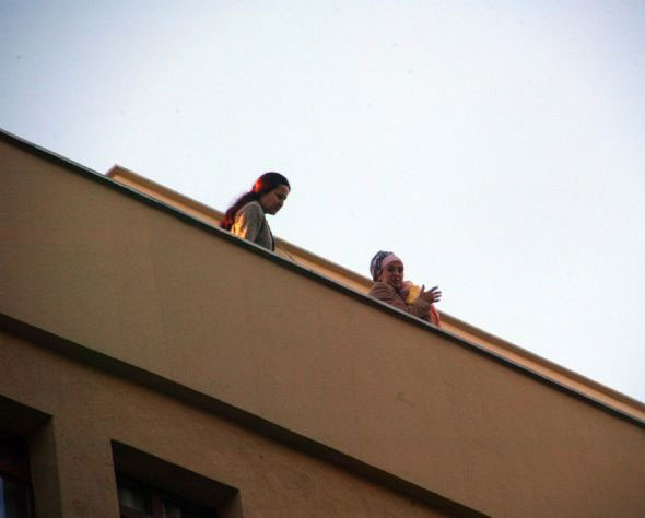 Dumanları görünce çatıya kaçtı - Resim: 4