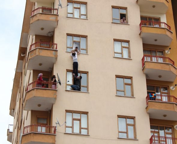 Cep telefonu kavgası pencerede bitti - Resim: 3