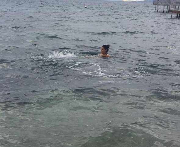 Ünlü oyuncu herkesi şaşırttı! Buz gibi havada denize girdi - Resim: 3
